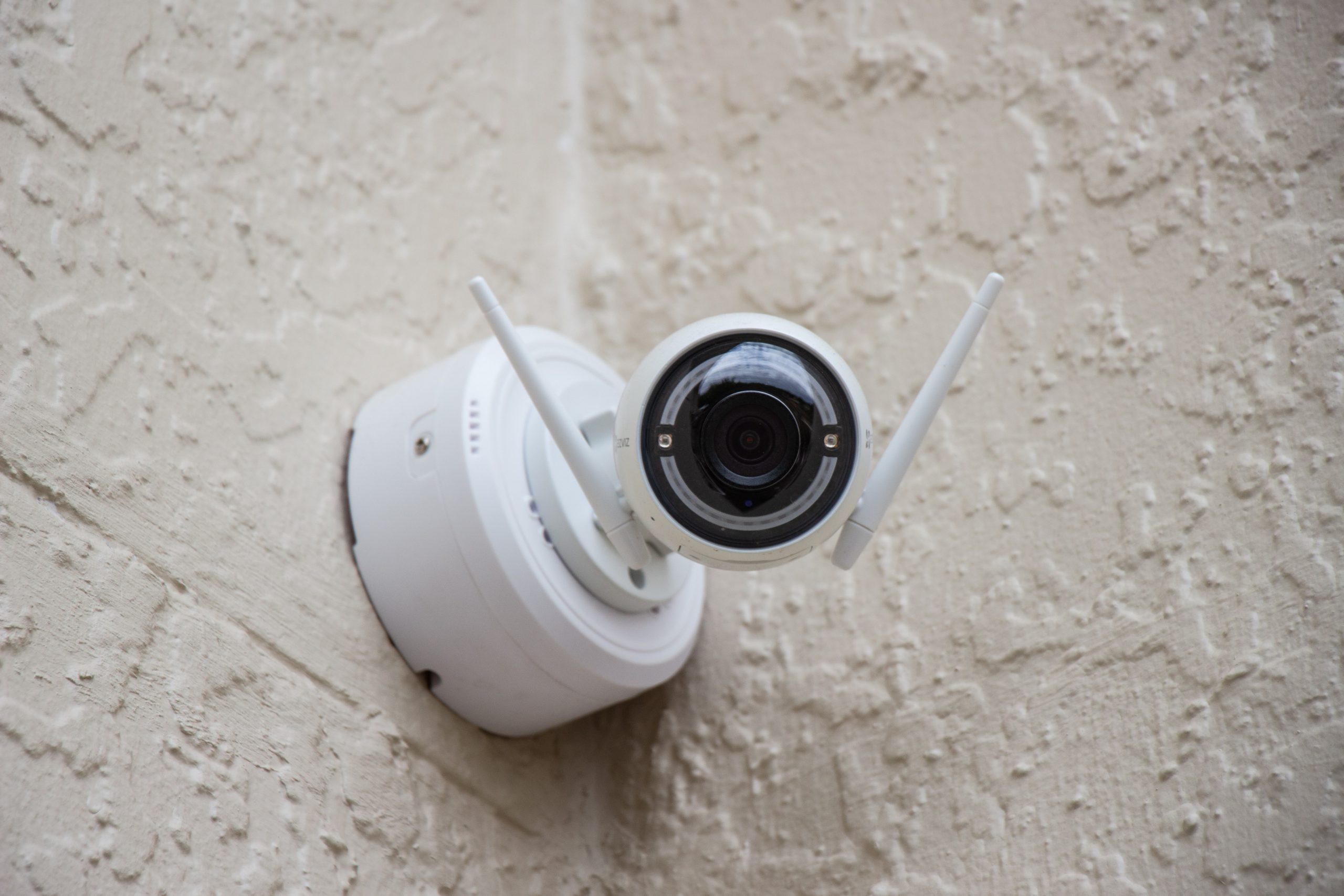 Qué es y cómo funciona una cámara de vigilancia interior WIFI